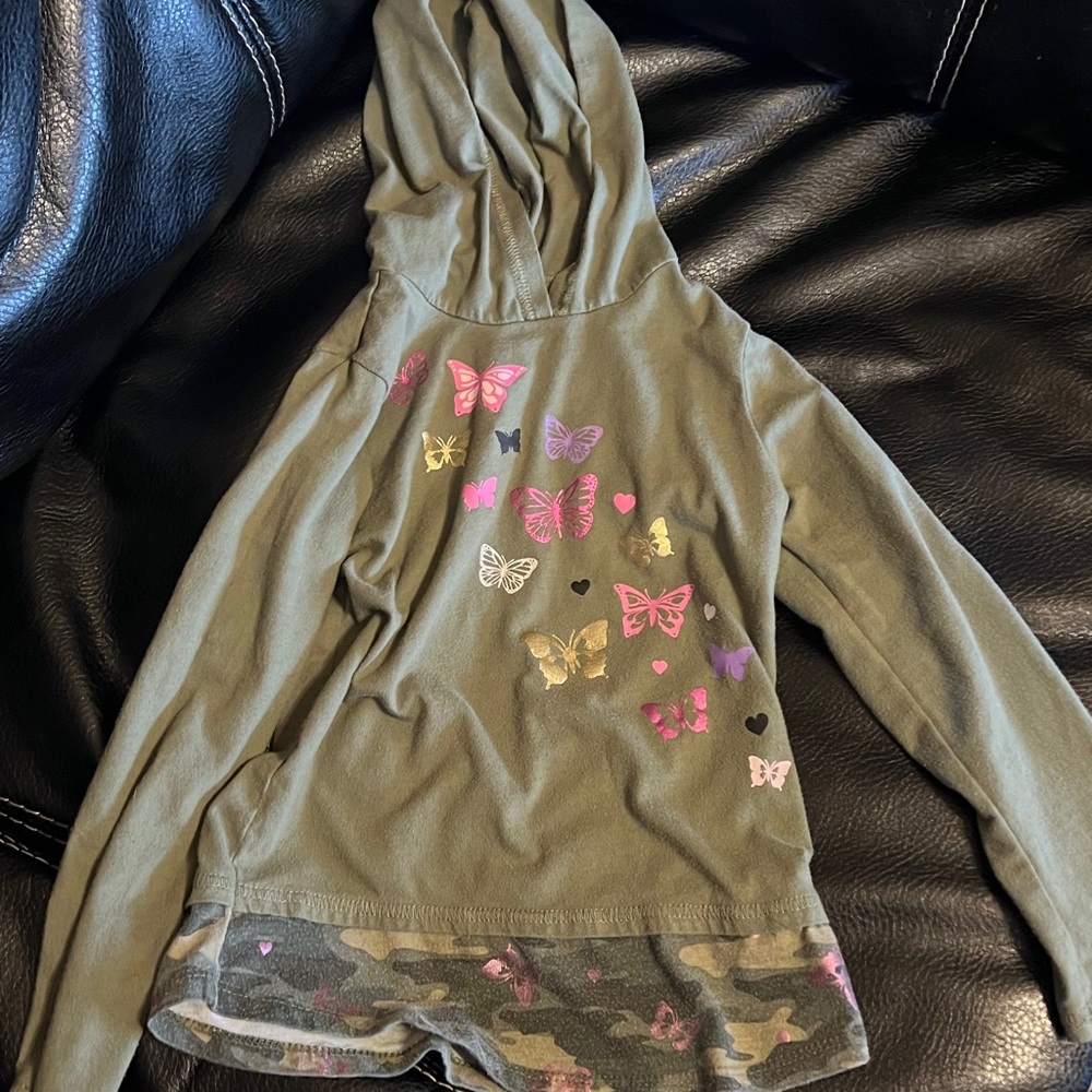 Used child’s shirt size 5t